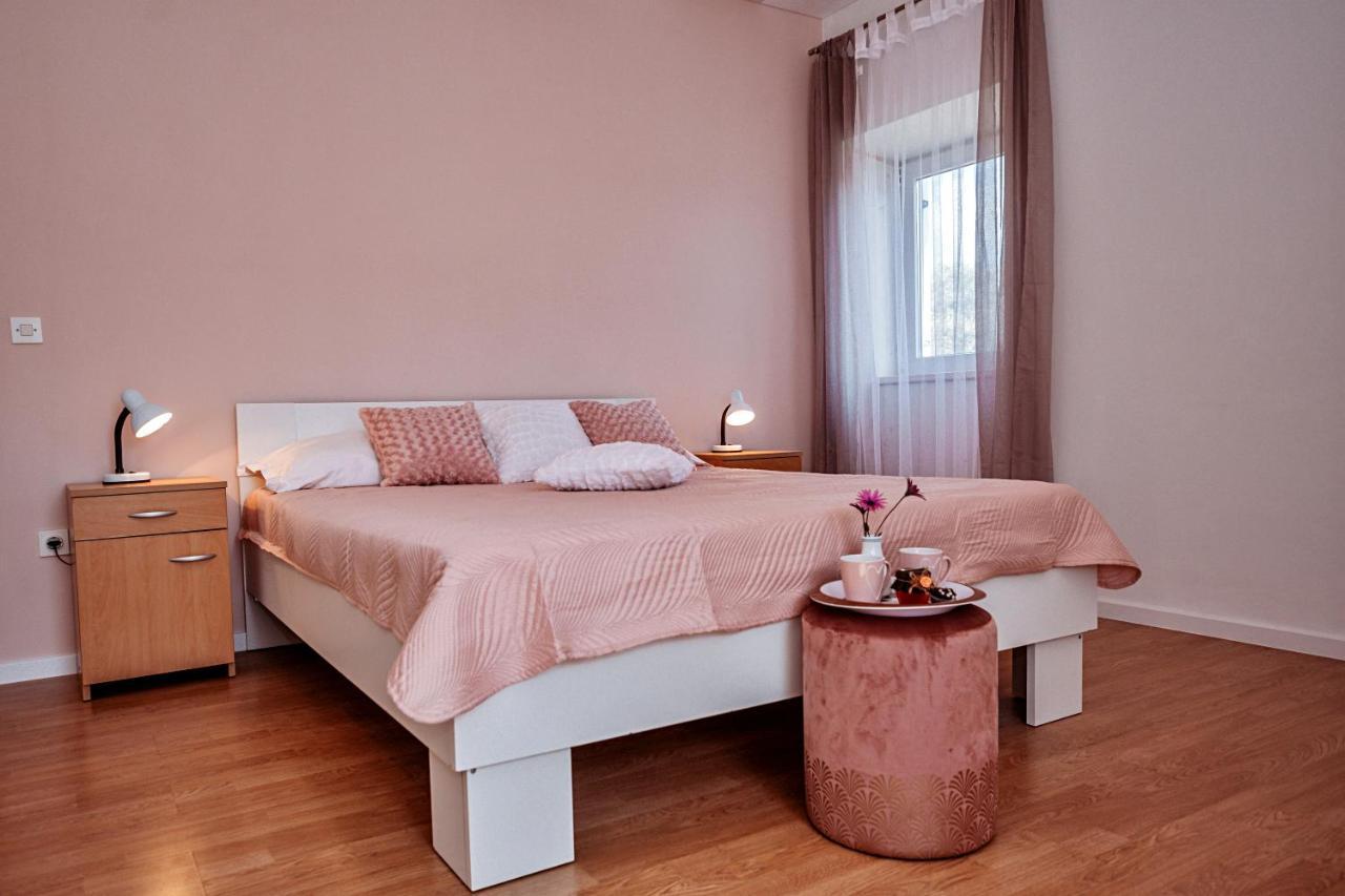 Rooms Emilija Božava Eksteriør bilde